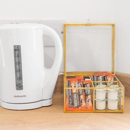 New 2 Bedroom Deluxe Apartment - Parking - Wifi & Netflix - Top Rated - 50C Cradley Heath 外观 照片