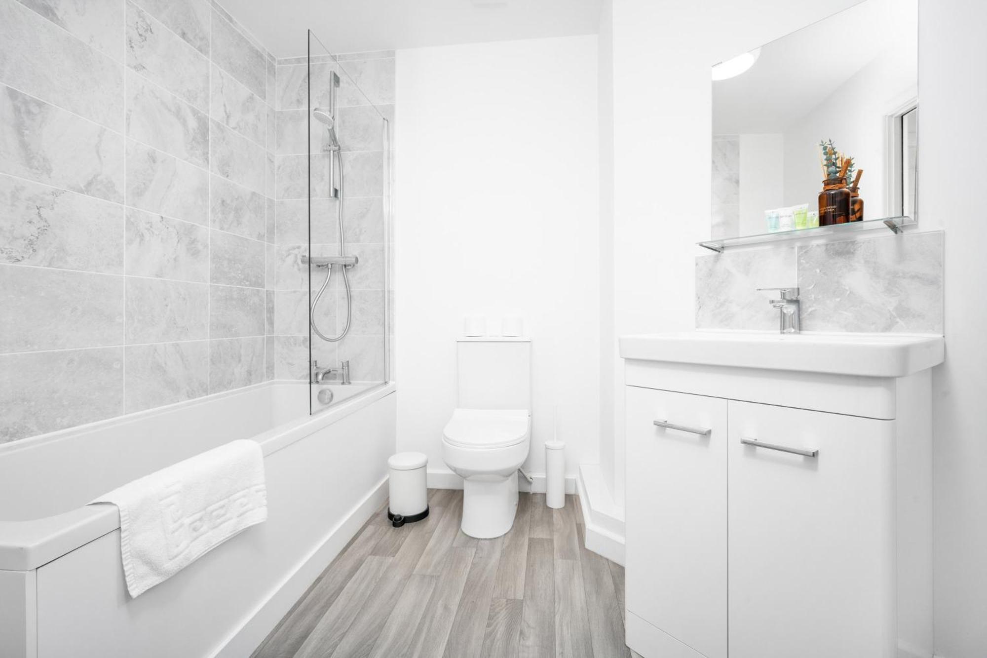 New 2 Bedroom Deluxe Apartment - Parking - Wifi & Netflix - Top Rated - 50C Cradley Heath 外观 照片