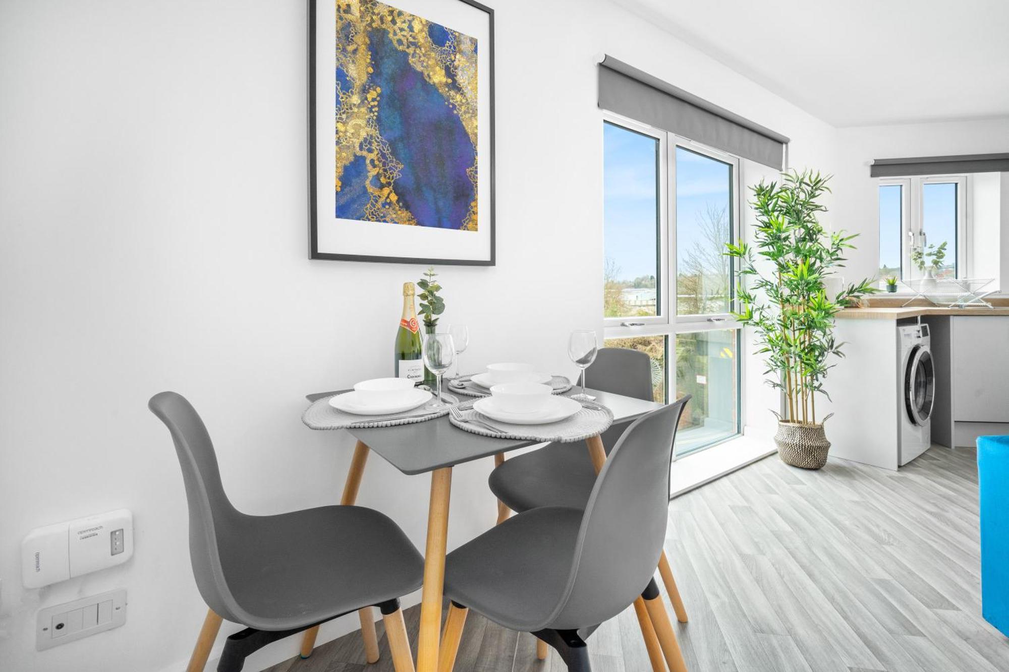 New 2 Bedroom Deluxe Apartment - Parking - Wifi & Netflix - Top Rated - 50C Cradley Heath 外观 照片